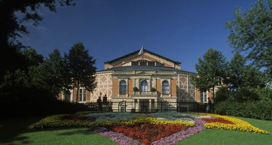 Festspielhaus der Richard-Wagner-Festspiele auf dem Grünen Hügel in Bayreuth – Siepmann / imagebroker.net / Photolibrary ©