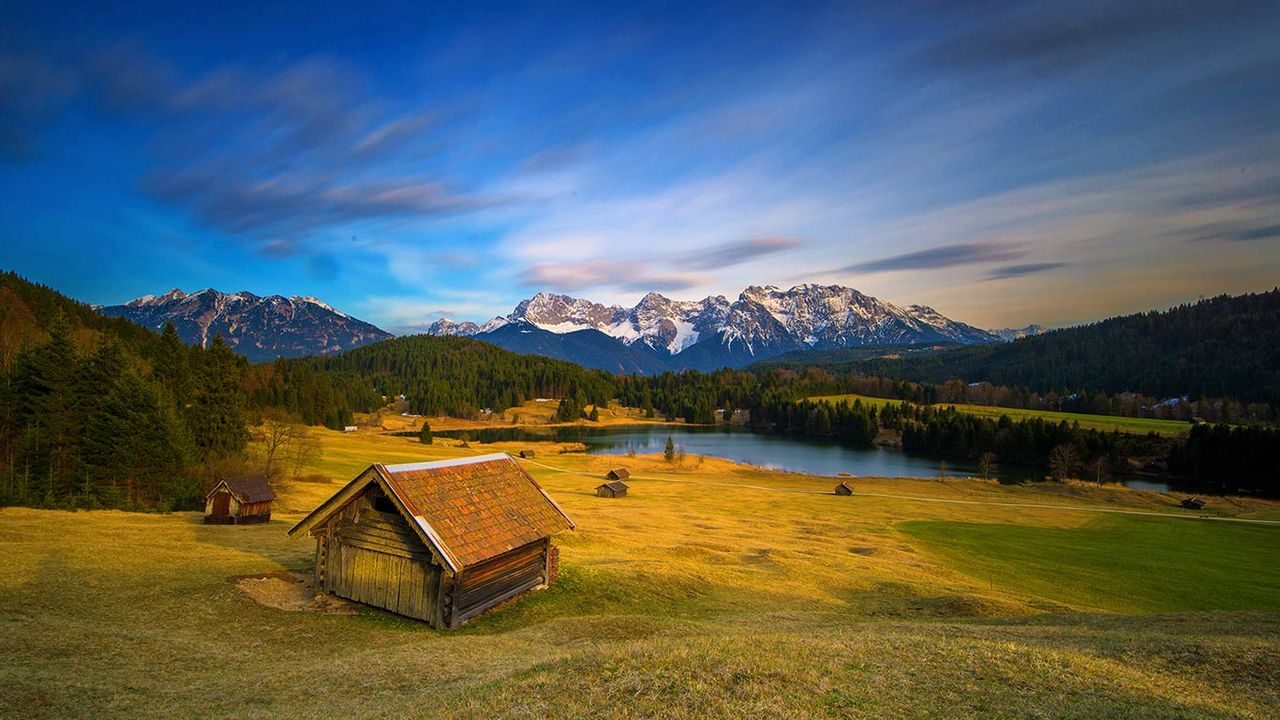 Blick auf das Karwendelgebirge am Wagenbrüchsee bei Klais, Bayern, Deutschland