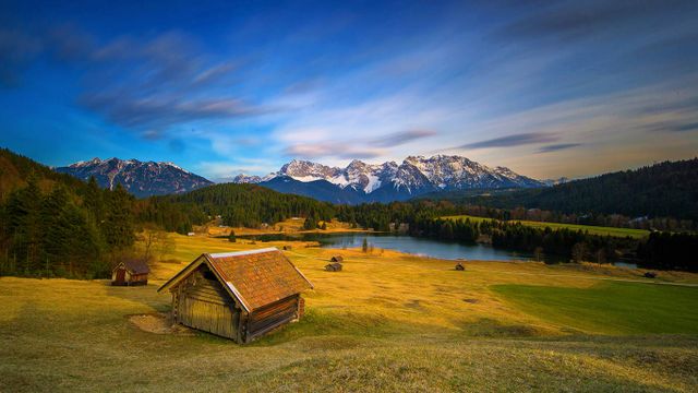Blick auf das Karwendelgebirge am Wagenbrüchsee bei Klais, Bayern, Deutschland