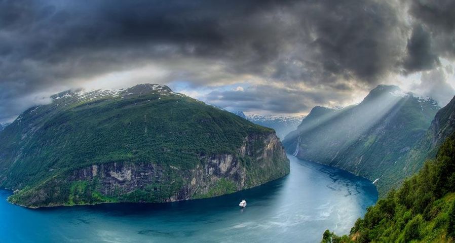 Geirangerfjord mit Kreuzfahrtschiff und dem Sieben-Schwestern-Wasserfall ganz rechts, Geiranger, Møre og Romsdal, Norwegen