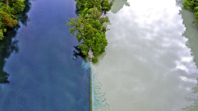 Die Mündung der Arve in die Rhone bei Genf, Schweiz