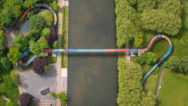 Luftbild der „Slinky Springs to Fame“-Brücke über den Rhein-Herne-Kanal, Oberhausen, Nordrhein-Westfalen, Deutschland 