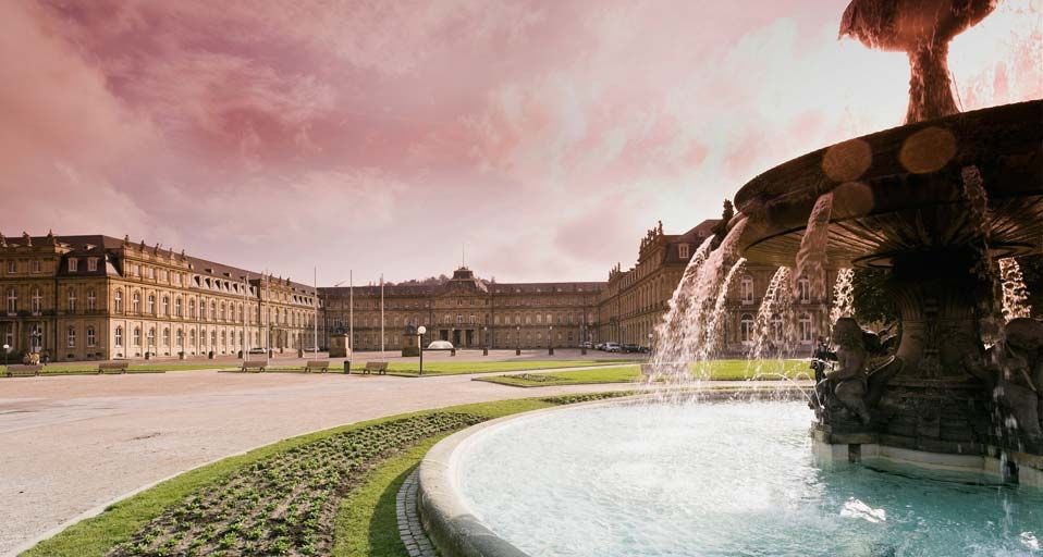 Brunnen auf dem  Stuttgarter Schlossplatz – im Hintergrund das Neue Schloss