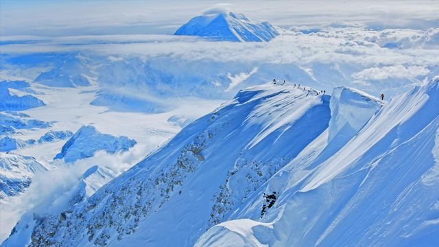 美国阿拉斯加,德纳利国家公园,登山者在攀登麦金利山