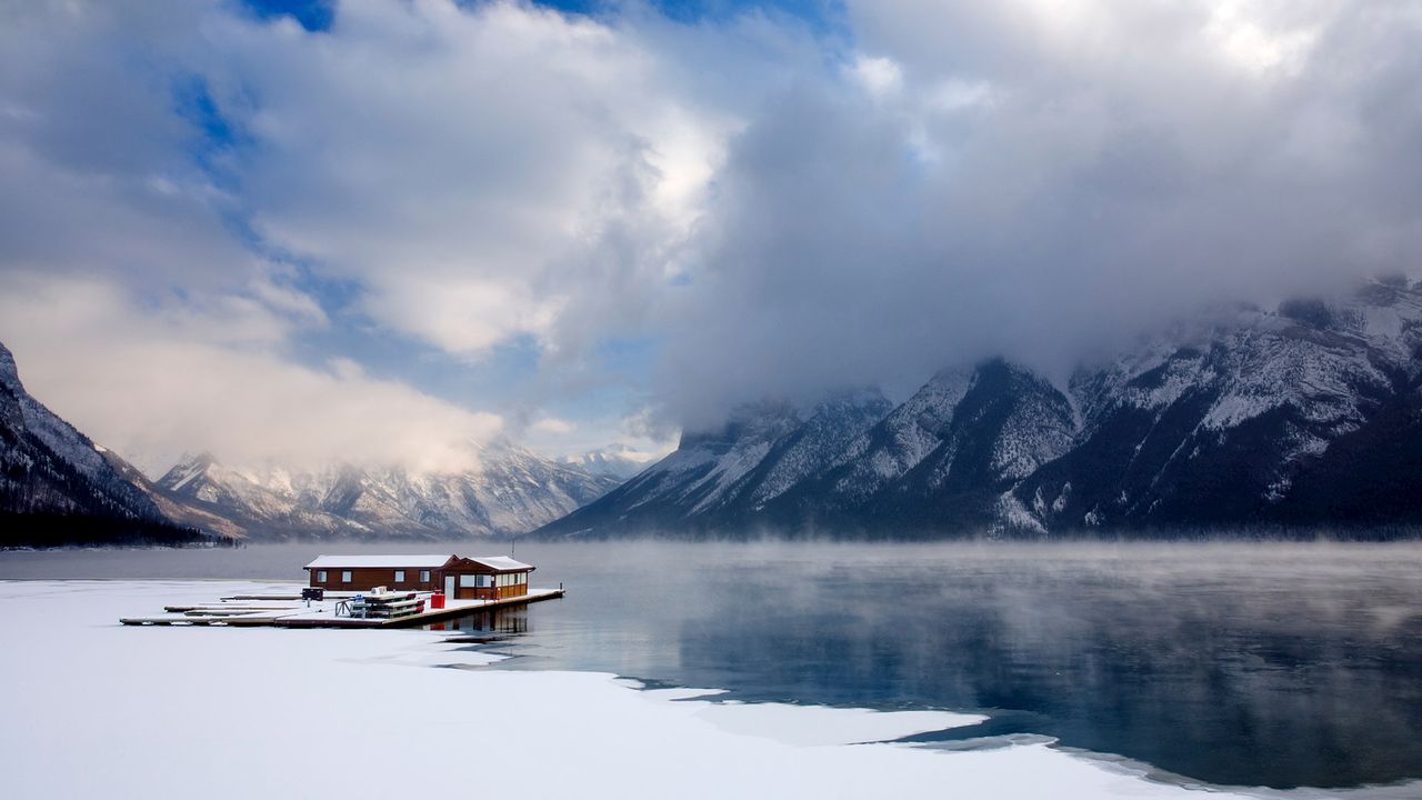 Hangar à bateaux sur le lac Minnewanka, Parc national Banff, Alberta