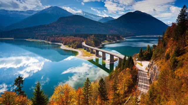 Brücke über den Sylvensteinspeicher bei Lenggries, Bayern, Deutschland