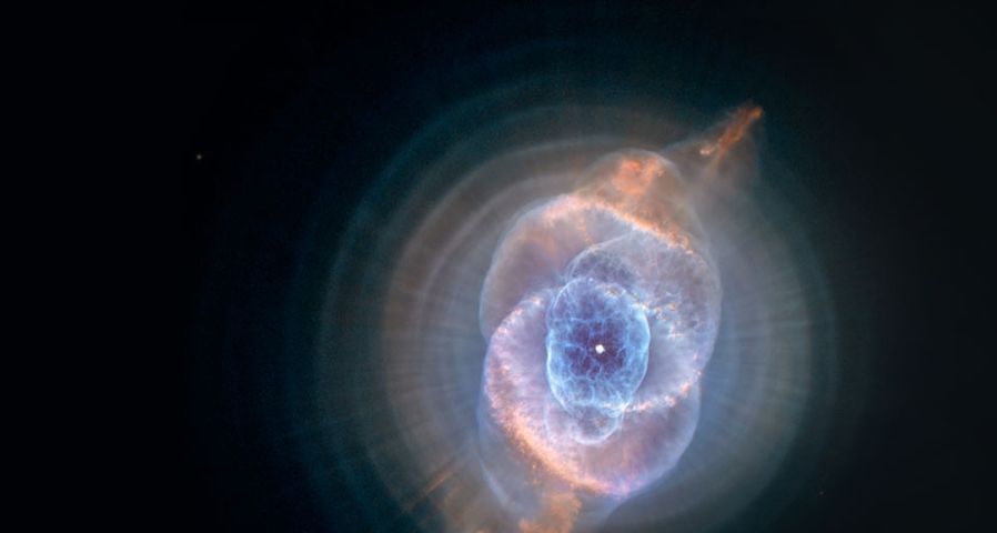 The dust of the Cat's Eye Nebula