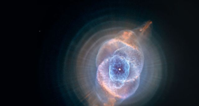 The dust of the Cat's Eye Nebula
