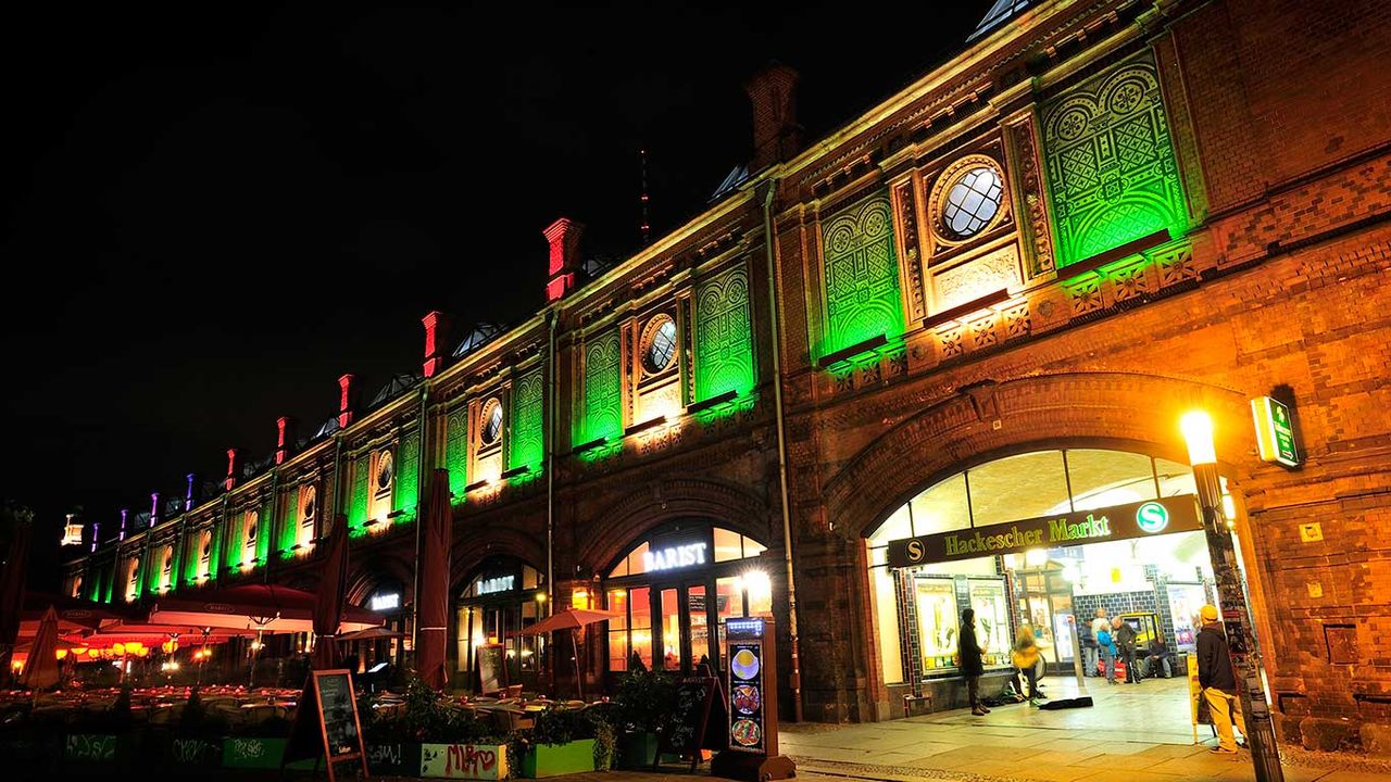S-Bahnhof Hackescher Markt in Berlin während des Festival of Lights