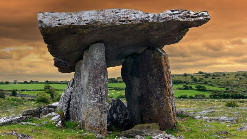 Dolmen de Poulnabrone, parc national du Burren, Irlande