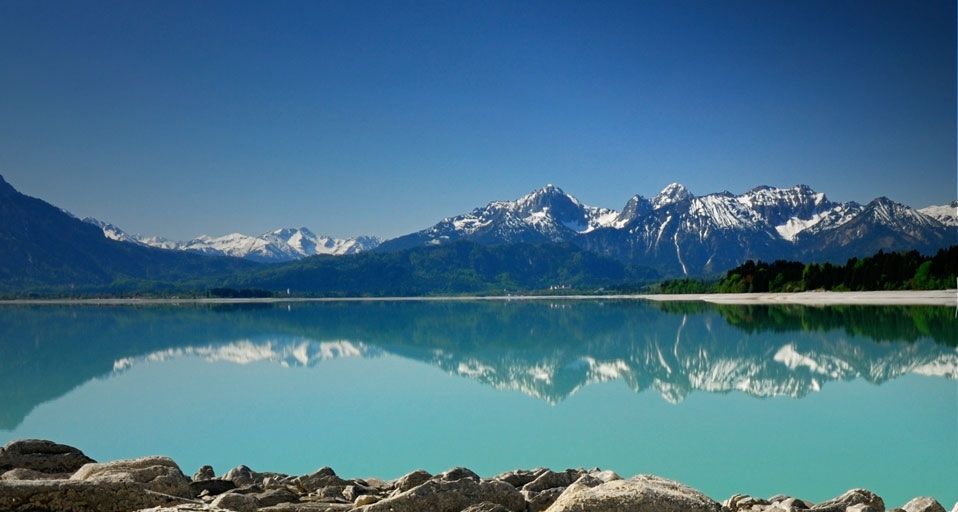Die Allgäuer Alpen spiegeln sich im Forggensee – Andreas Strauss/LOOK/Getty Images ©