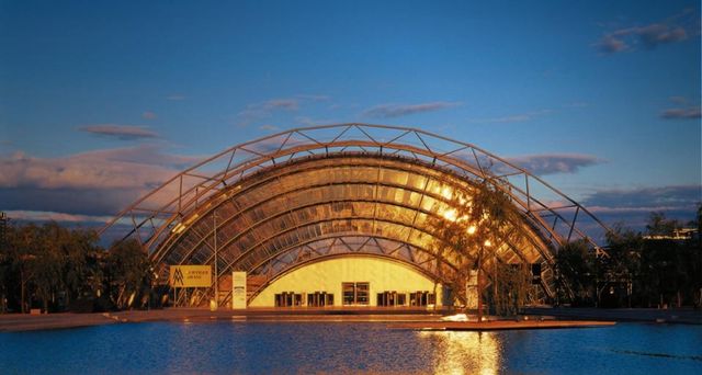 Die Glashalle der Messe Leipzig leuchtet im Abendlicht, Sachsen, Deutschland – F1 ONLINE / SuperStock ©