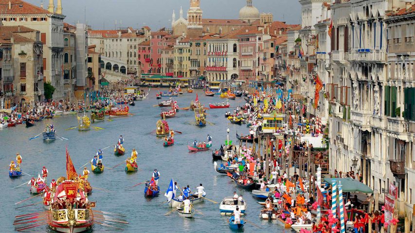 Des plaisanciers en costumes historiques descendant le Grand Canal lors de la Regata Storica, Italie