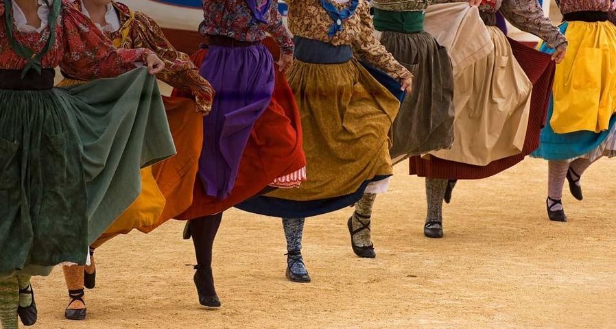 Danses traditionnelles avant la finale de la course camarguaise le Trophée de l’avenir, Le Grau-du-Roi, Gard, Languedoc-Roussillon
