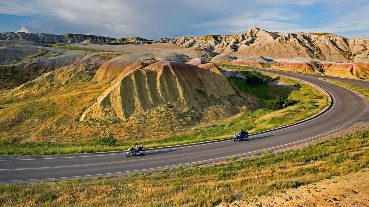 Des motards sur une route du Parc national des Badlands, Dakota du Sud, États-Unis 