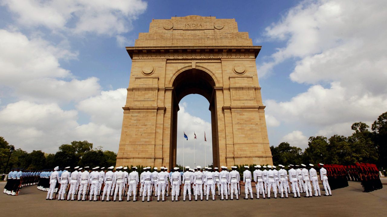 Defence personnel pay tribute to Kargil martyrs