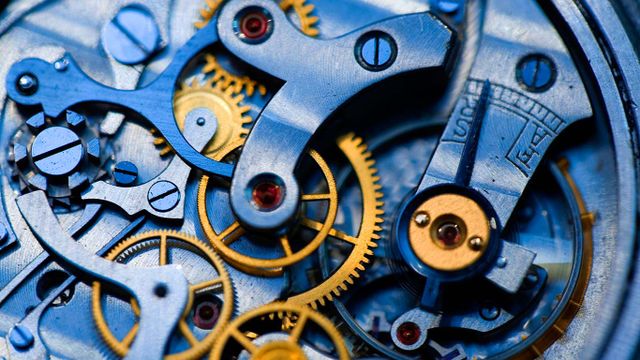 Mécanismes et rubis à l’intérieur d’une montre ancienne