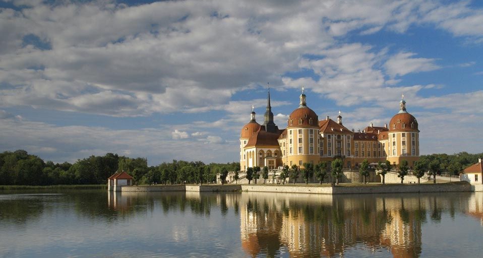 Das Barockschloss Moritzburg bei Radebeul in Sachsen, Deutschland – Michael Nitzschke/Imagebroker RF/Photolibrary ©