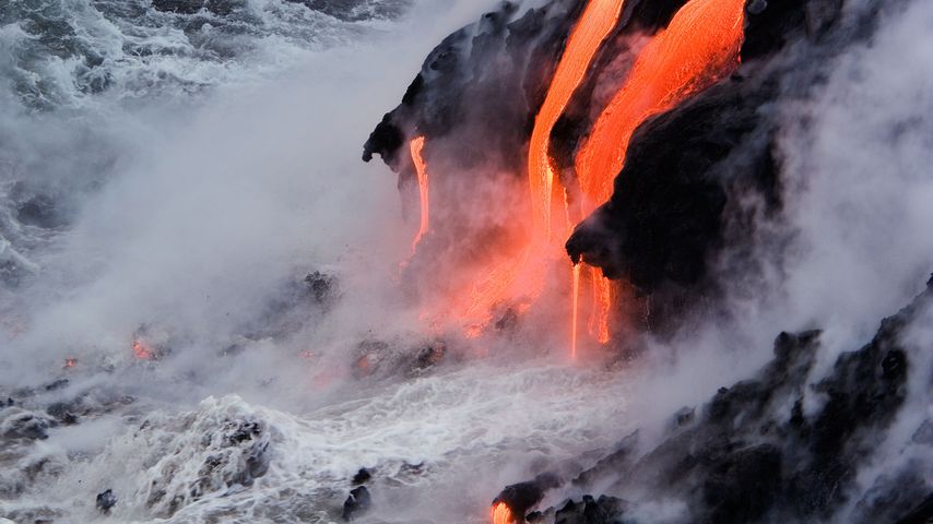 夏威夷卡拉帕纳，黏稠的火山熔岩从基拉韦厄注入海洋