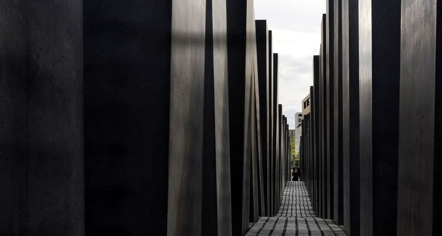 A view through the walkways at the Jewish Memorial, Berlin, Germany - David Clapp/Photolibrary ©