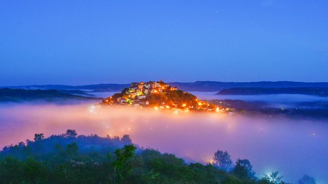 Cordes-sur-Ciel à l’aube, Occitanie, France