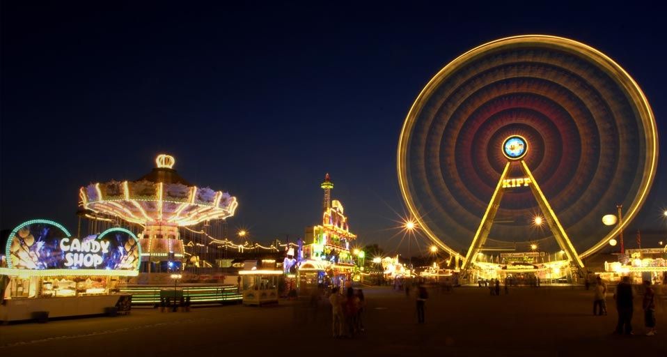 Rummelplatz mit Riesenrad und Kettenkarussell – Michael Weber/Photolibrary ©