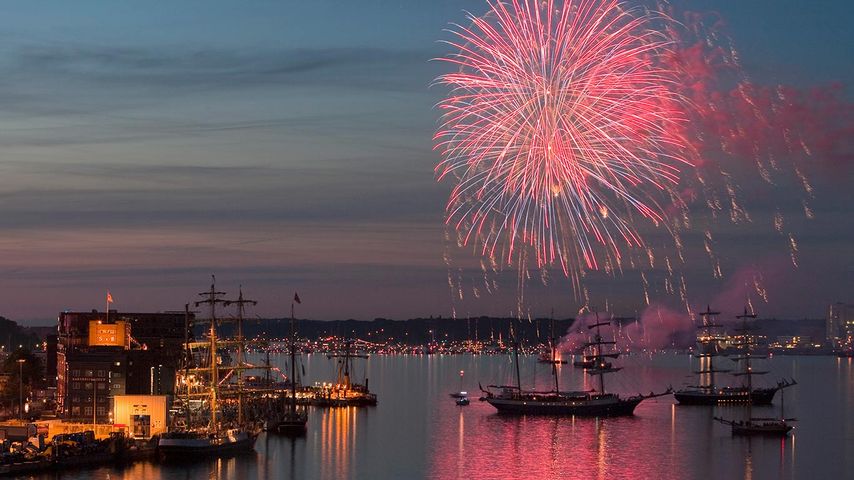 Feuerwerk über dem Hafen von Kiel anlässlich der Kieler Woche, Schleswig-Holstein, Deutschland