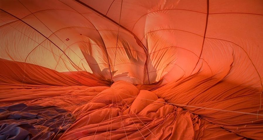 Das Innere eines Heißluftballons wird mit Luft gefüllt, Alice Springs, Australien – Jake Warga/DanitaDelimont.com ©