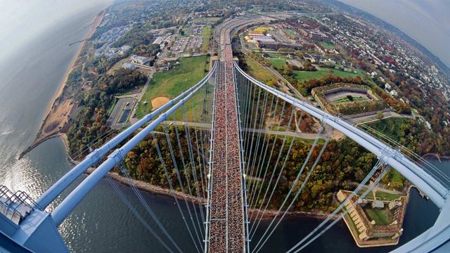 「ヴェラザノ=ナローズ・ブリッジを走るランナーたち」米国ニューヨーク州, ニューヨーク市
