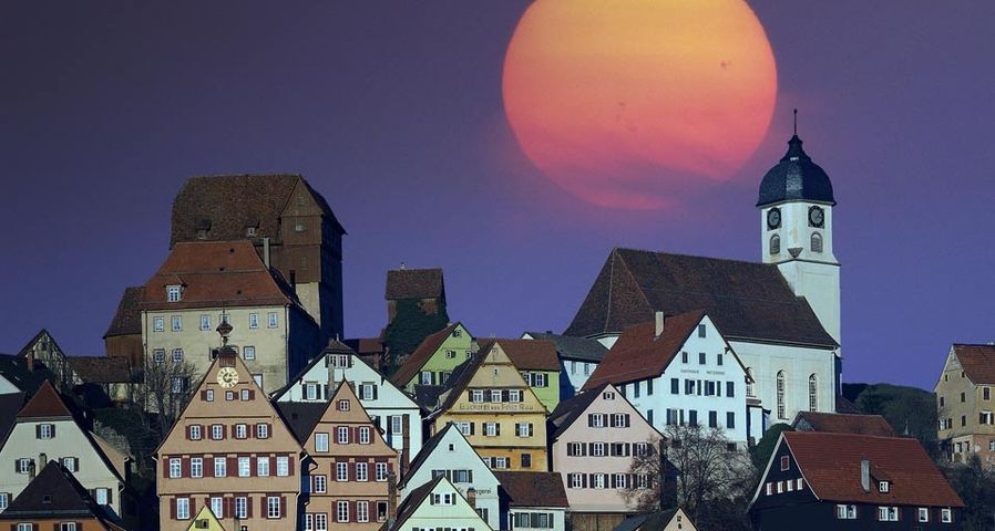 Der Mond scheint über Altensteig, Baden-Württemberg, Deutschland – Edmund Nagele PCL/Superstock ©