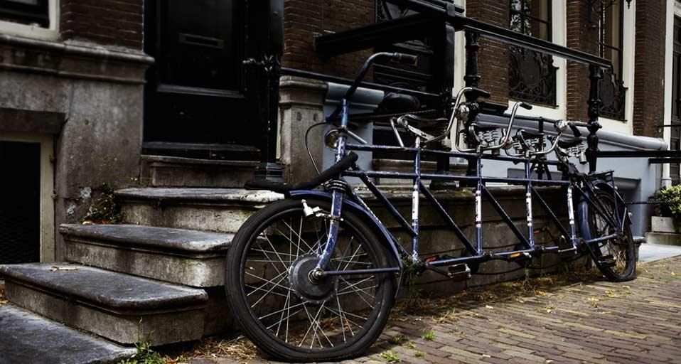 Geparktes Tandem-Fahrrad