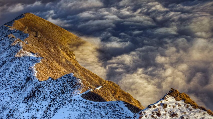 新西兰南阿尔卑斯山，中奥塔哥地区瓦纳卡湖上空的云海