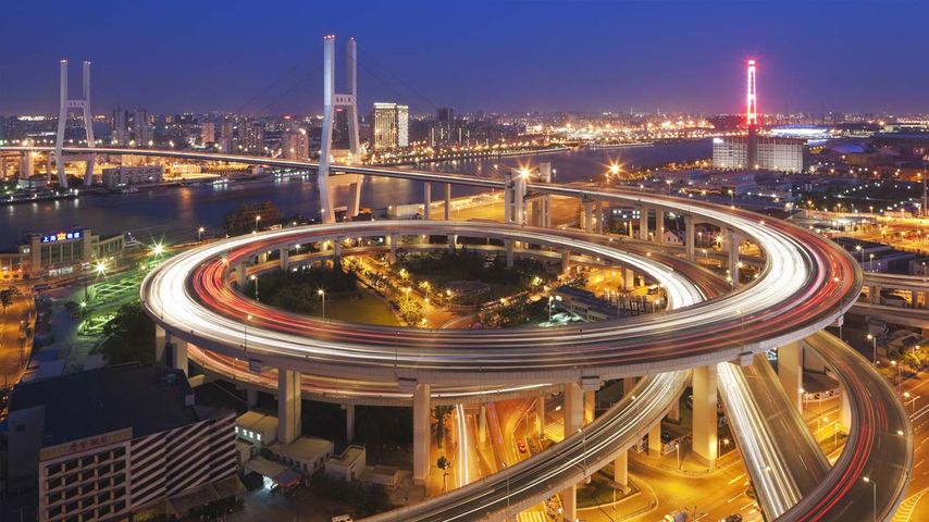 黄昏时分的上海董家渡，通往南浦大桥的环岛
