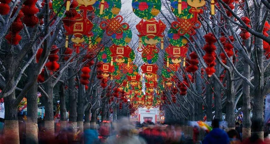 Laternendekorationen im Dìtán-Park in Peking, China