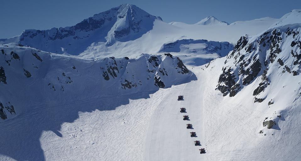 Schneeraupen präparieren die Skipiste am Whistler Mountain, British Columbia, Kanada – Randy Lincks/Photolibrary ©