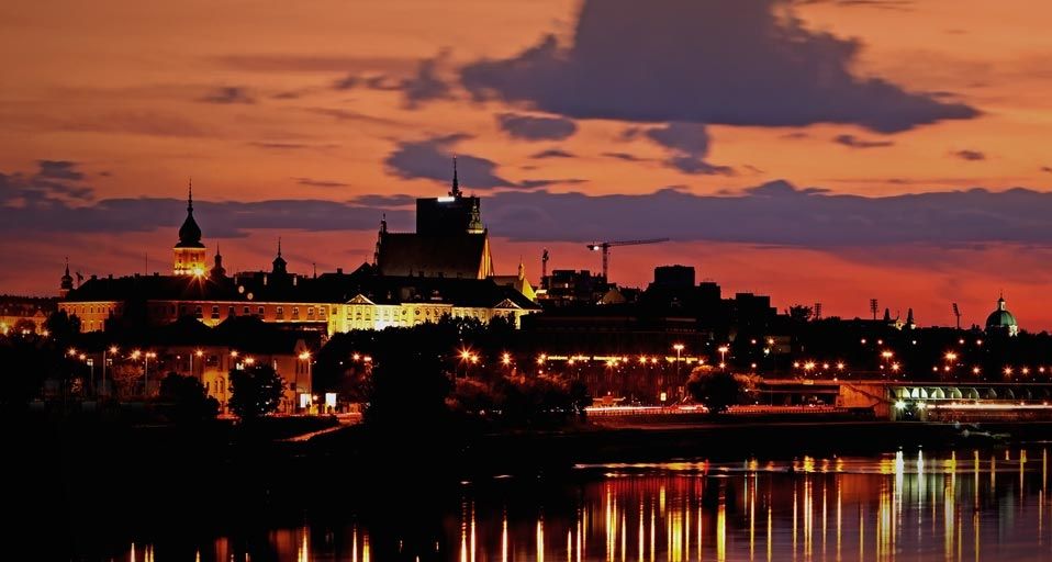 Skyline of old town Warsaw, Poland at sunset – Allan Baxter/Photolibrary ©