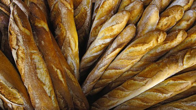 Baguettes dans une boulangerie en Dordogne, France, à l'occasion de la Journée du Pain