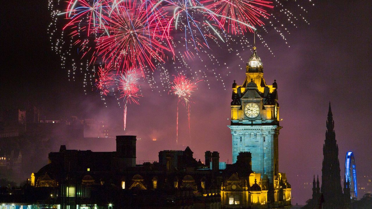 Feux d’artifice au-dessus du château d’Édimbourg, Écosse, Royaume-Uni 