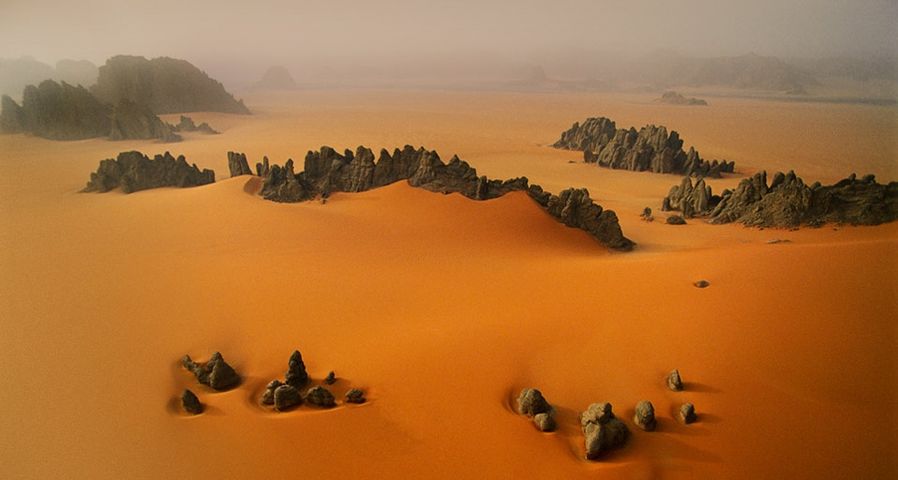 ｢サハラ砂漠の砂岩｣チャド