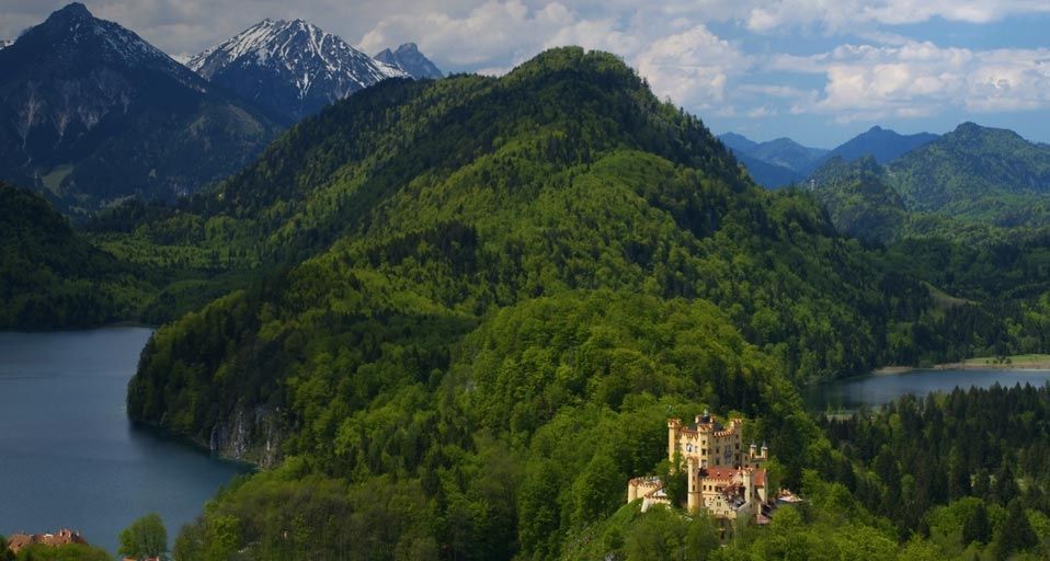 Blick auf das Schloss Hohenschwangau und den Alpsee in Bayern – F1  Online/Superstock ©