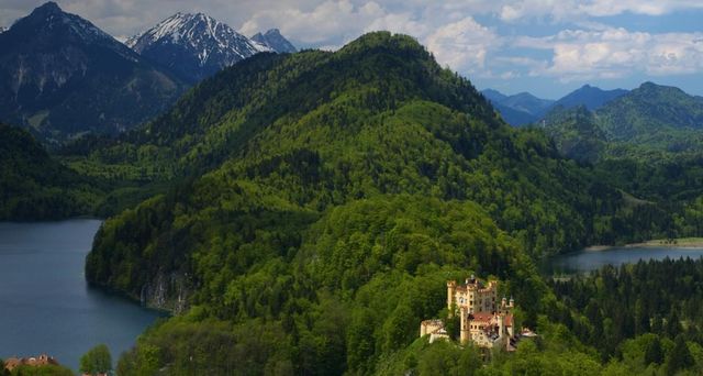 Blick auf das Schloss Hohenschwangau und den Alpsee in Bayern – F1  Online/Superstock ©
