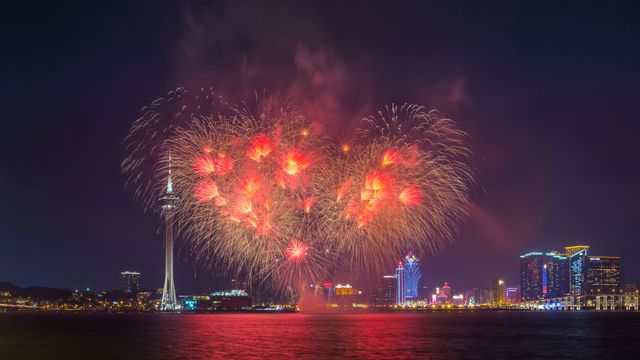 【今日七夕】红色的心形烟火，中国澳门（© coolbiere photograph/Getty Images）