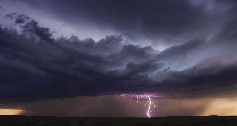 Ein Gewitter zieht über die Prärie in Montana