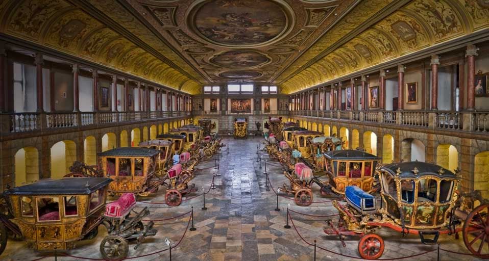 Ausstellungsraum im Nationalen Kutschenmuseum in Lissabon, Portugal – Jose Fuste Raga/Corbis ©