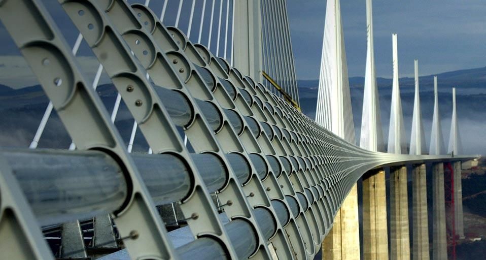Viaduc de Millau s’élèvant au-dessus du Tarn, photo prise le 9 décembre 2004 dans l’Aveyron, Midi-Pyrénées