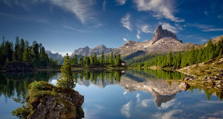 Der Becco di Mezzodi spiegelt sich im Lake Federa in den Dolomiten, Italien – SIME/eStock Photo ©