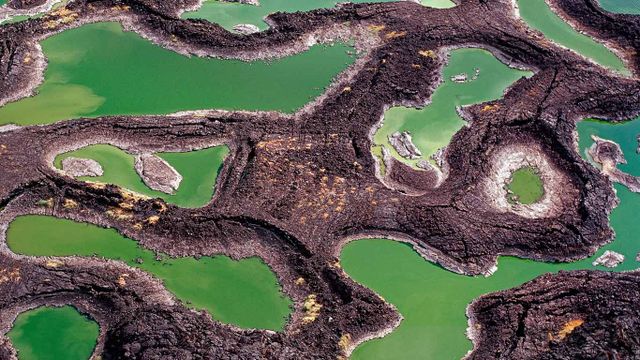 Tümpel im Lavagestein am südlichen Ende des Turkana-Sees in Kenia