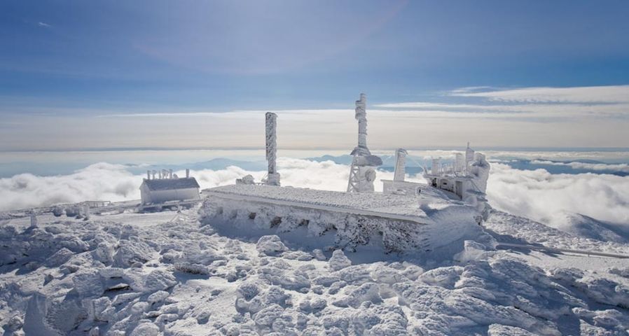 The Mount Washington Observatory, completely covered in hard rime ice, on the summit of Mount Washington, New Hampshire, USA – Mike Thesis/Getty Images ©
