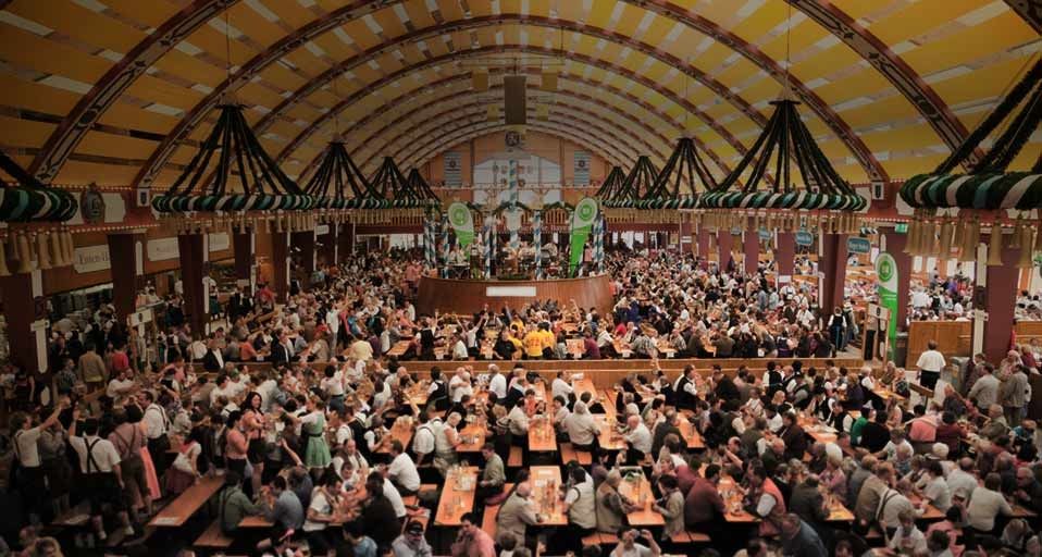 Ein volles Bierzelt nach der Eröffnung des Oktoberfests in München