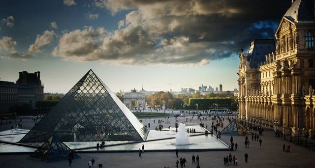 Musée du Louvre et ses pyramides, Paris